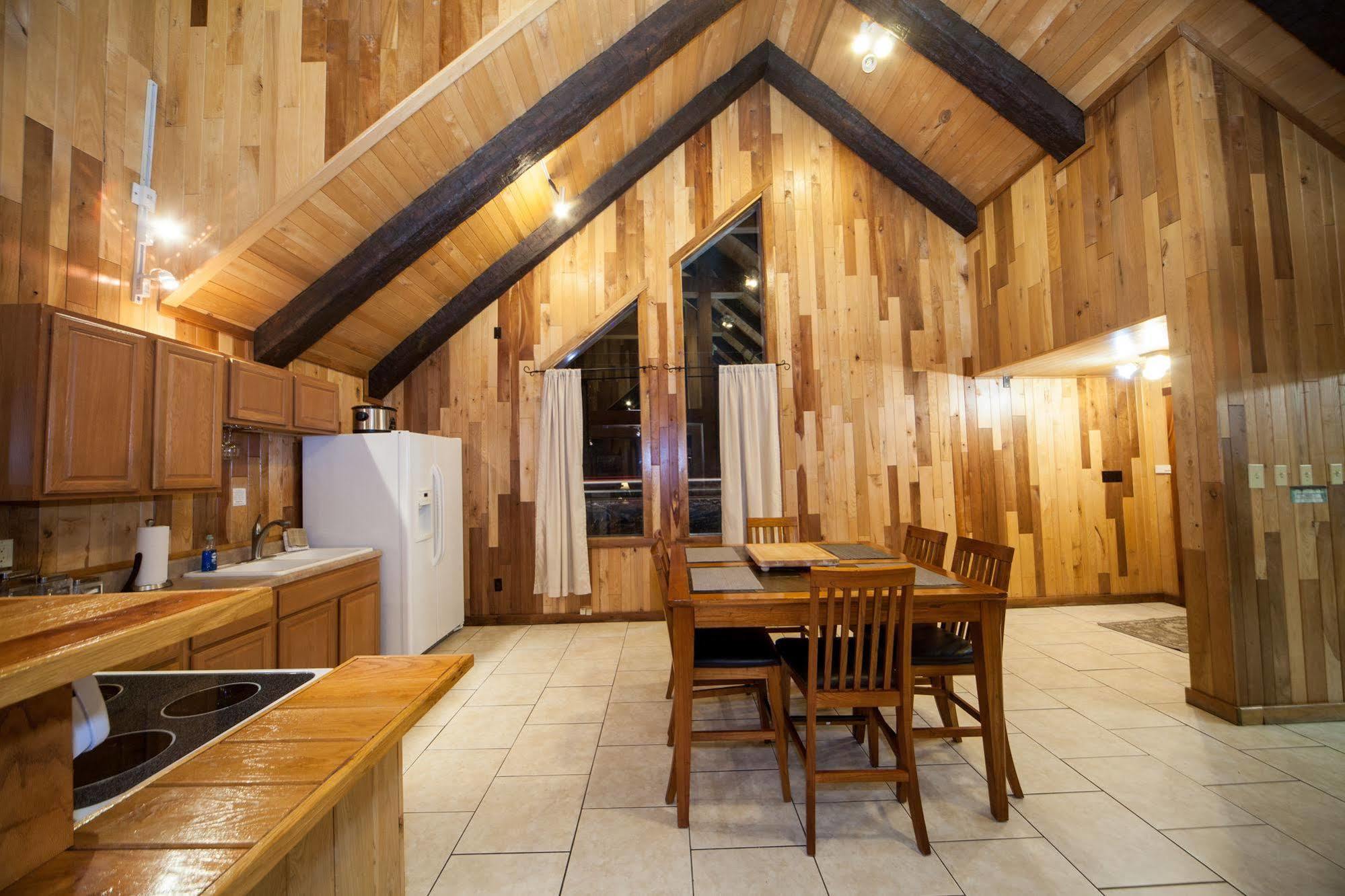 Log Cabin Lodge & Suites Jones Mills Ngoại thất bức ảnh