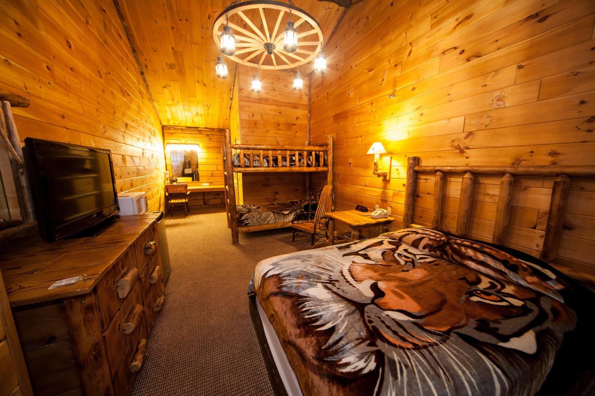 Log Cabin Lodge & Suites Jones Mills Ngoại thất bức ảnh