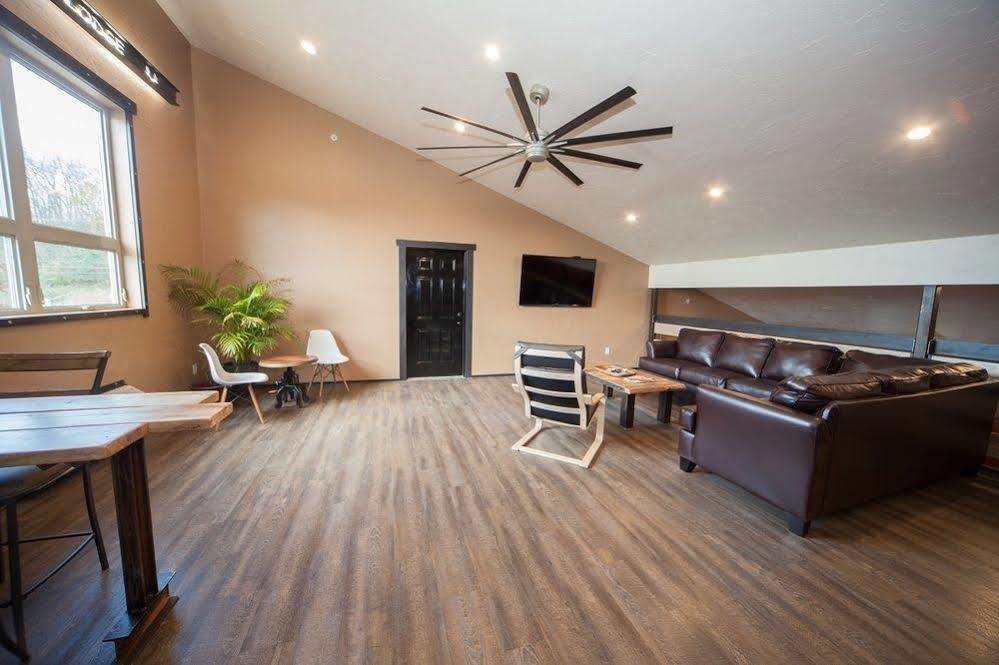 Log Cabin Lodge & Suites Jones Mills Ngoại thất bức ảnh