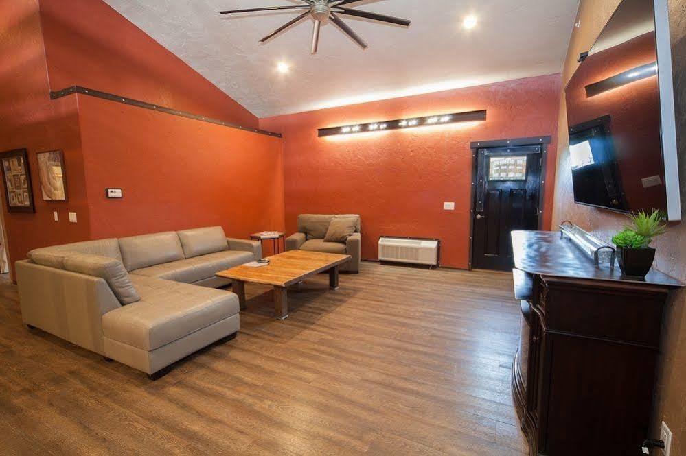 Log Cabin Lodge & Suites Jones Mills Ngoại thất bức ảnh
